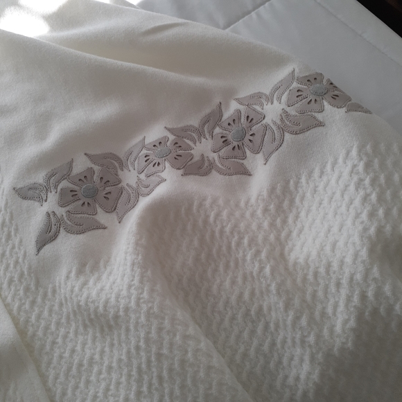 Cream Poncho - Picture 2 of 4